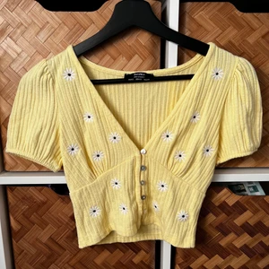 topp - Jättgullig topp från Bershka i strl S, men skulle säga att den är mer som en XS. Sparsamt använd och frakt tillkommer på 12kr (skickar som brev). Kommer inte skicka bild på hur den ser ut på💖 