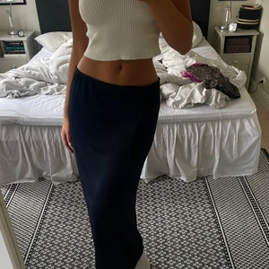 Maxi kjol - Säljer denna sjukt snygga lågmidjade marinblåa maxi kjolen. Jag är 177cm lång! Högst upp på kjolen finns en vit resår jag valt att vika ner 💙💙💙🌚 materialet är i ett shifong likande material och kjolen har en volang längst ner