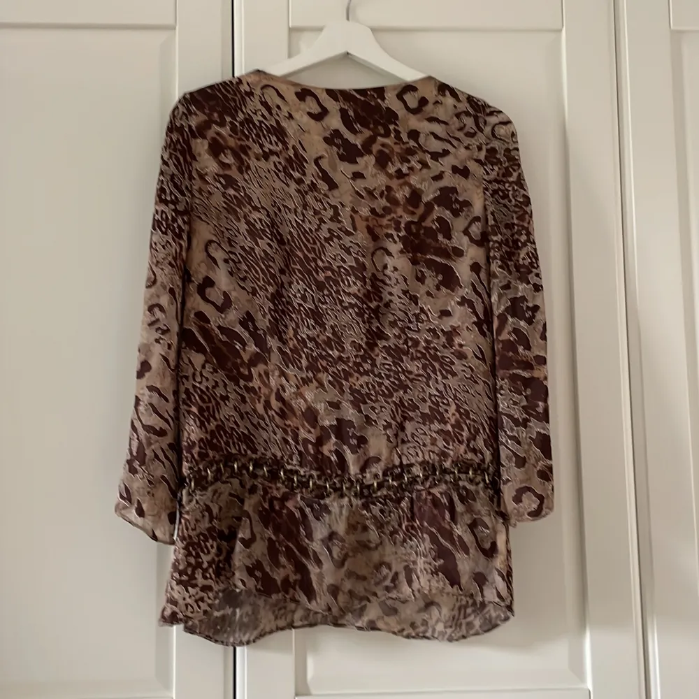 Leopard mönstrade blus från Karen Millen. Storlek UK 10, motsvarar eu 36. 100% silke. Blusar.