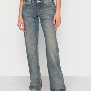 Weekday Arrow Low Jeans - Säljer mina supersnygga Lågmidjade Straight Arrow Jeans ifrån Weekday. Jeansen är inte använda många gånger. Köparen betalar frakten.                                                Ordinarie pris- 500kr 💙                          Färg- Dark worned blue 💙