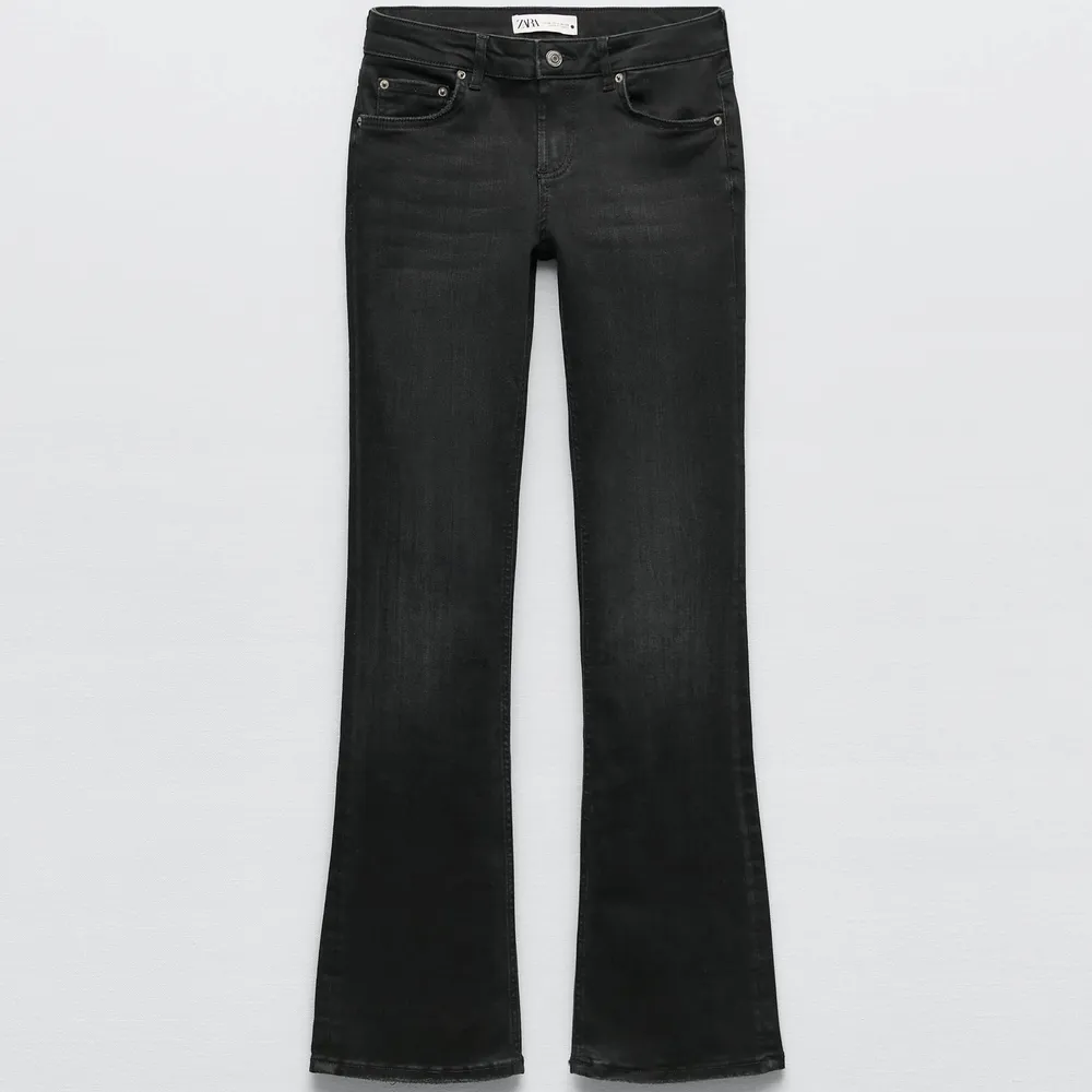 Svarta bootcut jeans från zara i lik modell, storlek 34, midwaist och nästan aldrig använda och i väldigt bra skick. . Jeans & Byxor.
