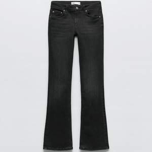 Svarta bootcut jeans från zara i lik modell, storlek 34, midwaist och nästan aldrig använda och i väldigt bra skick. 