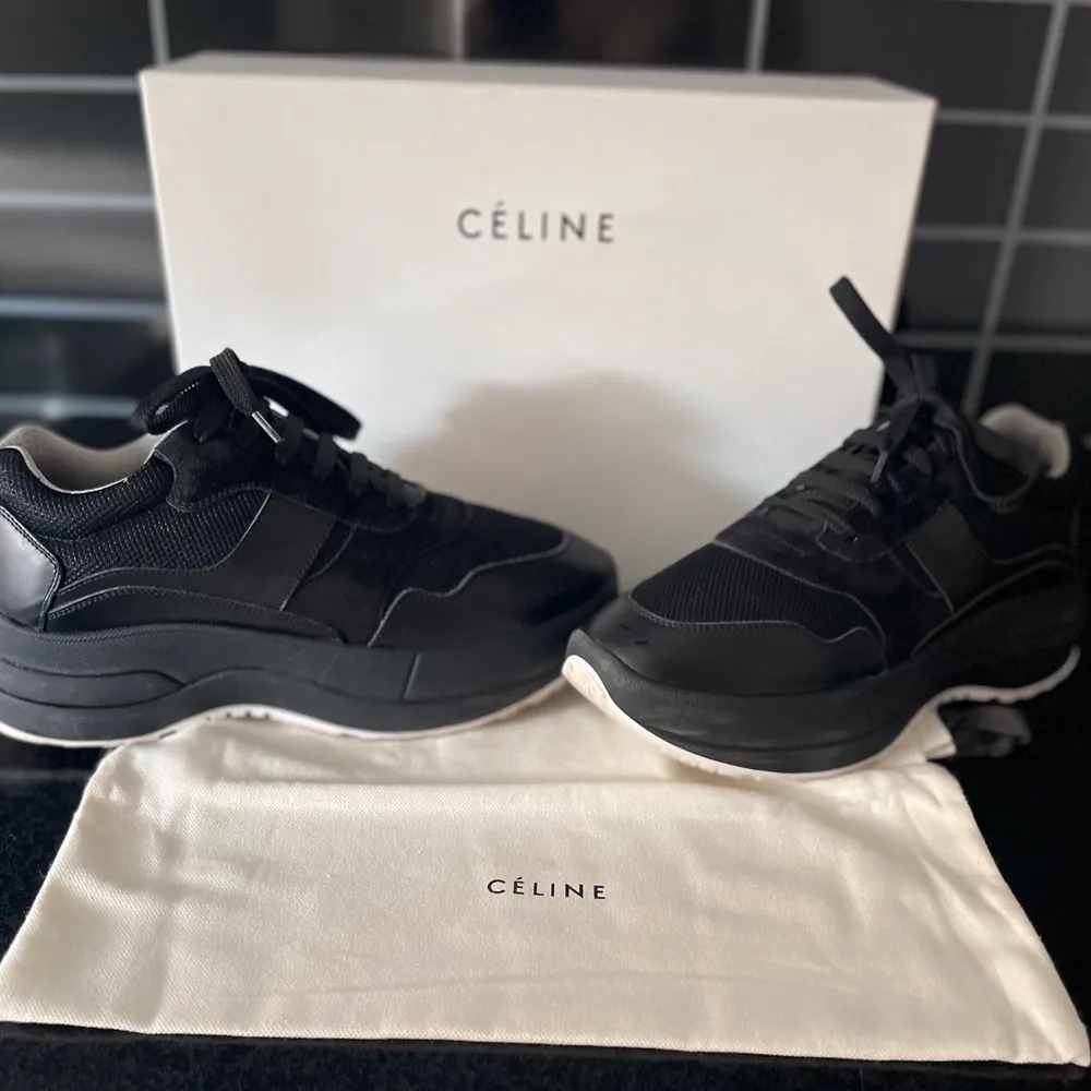 Jättesnygga äkta Céline chuncky skor som går med allt men används tyvärr inte. Använda ungefär 3-4 gånger och är i perfekt skick. Köpta för ungefär 1 år sedan på sajten ”Best Secret” för 2000kr istället för 4000kr. Kan gärna skicka fler bilder 🥰. Skor.
