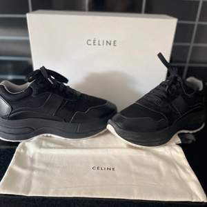 Jättesnygga äkta Céline chuncky skor som går med allt men används tyvärr inte. Använda ungefär 3-4 gånger och är i perfekt skick. Köpta för ungefär 1 år sedan på sajten ”Best Secret” för 2000kr istället för 4000kr. Kan gärna skicka fler bilder 🥰