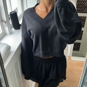 V-ringad tröja  - Säljer min superfina oanvända v-ringad tröja ifrån Monki!💕den är i storlek xs och lappen är tyvärr avtagen men den är i nyskick!💕💕super skönt material!!!