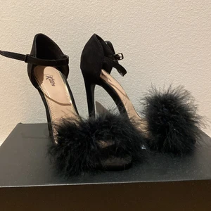 Svarta klackskor  - Svarta högklackade skor med öppen tå, fake päls. 