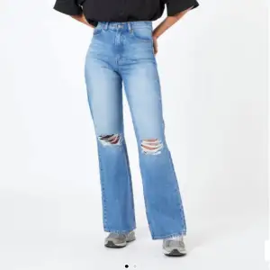 Helt nya högmidjade jeans med ripped knees. Lappen sitter kvar. Säljer pga för små för mig , så fina och trendiga. Nypris är 600 kr på Åhléns men säljer för 99 !!!!