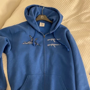 One of one - Säljer nu min blåa one of one zip hoodie i stolek M. Pris går att diskutera.