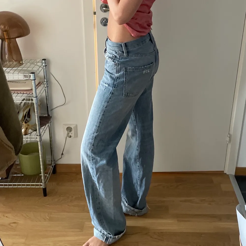 Säljer mina lowrised zara jeans från förra året, storlek 36, jag är 173 cm 💕😊✌🏼. Jeans & Byxor.