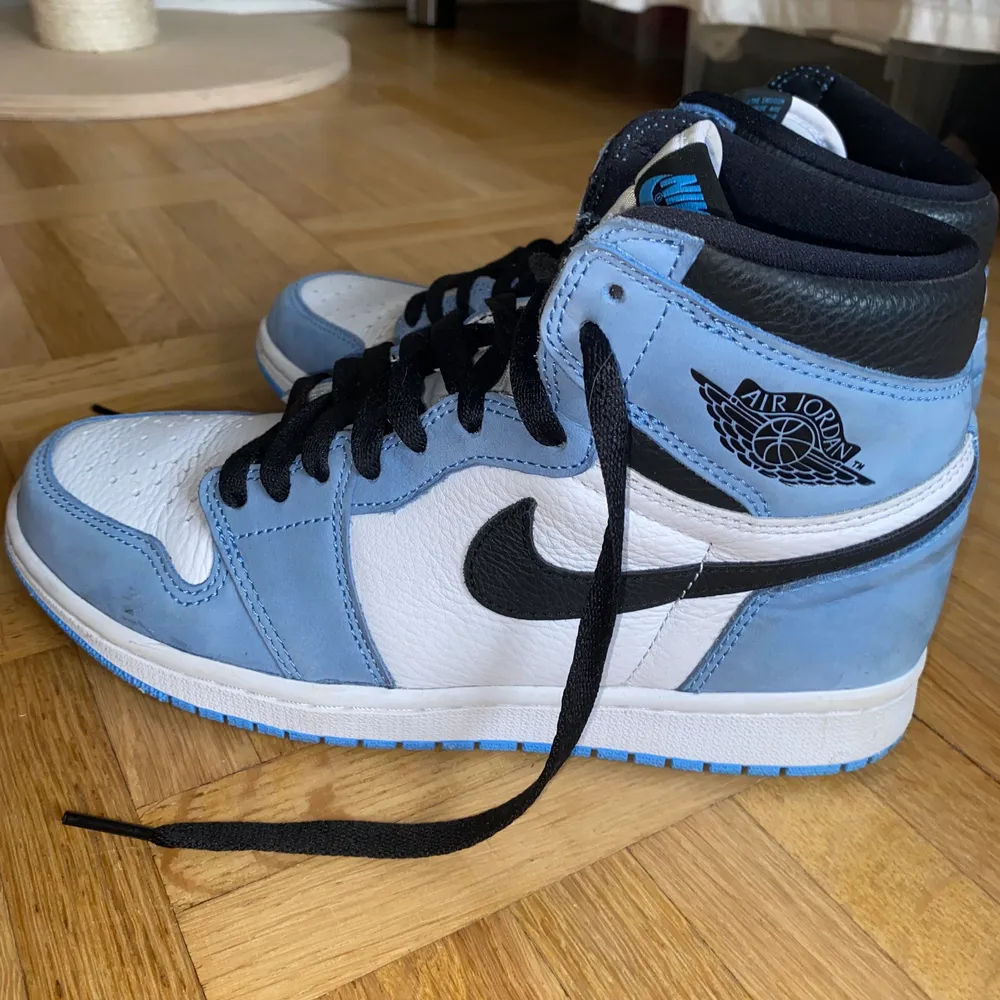 Säljer mina fina jordans i storlek 40,5 i färgen university blue. Väldigt skonsamt använda. Finns ett par små märken, som jag kan försöka få bort. Vill man se fler bilder är det bara att skriva! Köptes för 4500, säljs för 2000. Köparen står för frakten!. Skor.