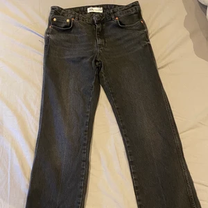 Jeans Zara - Jeans från Zara. Lite utsvängda i modellen med en sliten design på ändarna av benen.  Storlek 36 eur Använda 1 gång . Säljer pga passar inte mig. 