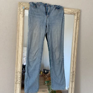 Levi’s jeans ljusblåa  - Runt 1 år gammal. I väldigt bra skick. Stretchiga material. Hög midjade raka byxor 
