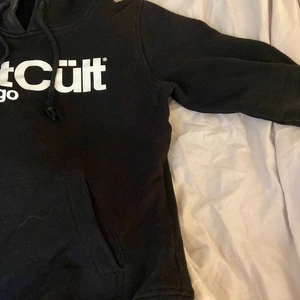hoodie - En dirtcuilt hoodie, ser lite smutsig ut men knappt använd den heller! 
