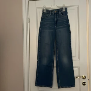 ⚡️💙Mörkblåa jeans💙⚡️ - De här fina mörkblåa jeansen ör köpta från H&M, är i superfint skick och är highwaist💙💙⚡️⚡️
