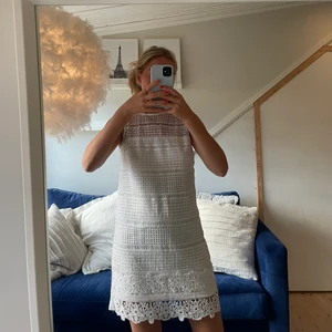 Vit klänning  - Fin vit klänning som är nästan helt oanvänd. Superfin till sommaren💕