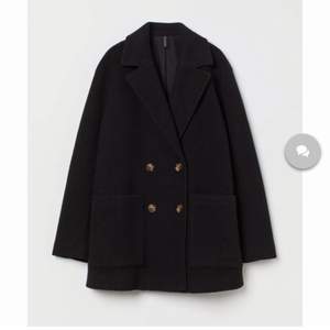 Säljer min supersnygga och trendiga kappa från H&M som är perfekt nu till hösten och vintern🤌🏼 Bud: 450kr
