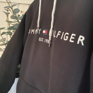 Tommy hilfiger hoodie - nyskick Storlek S i dammodell nypris 1199kr