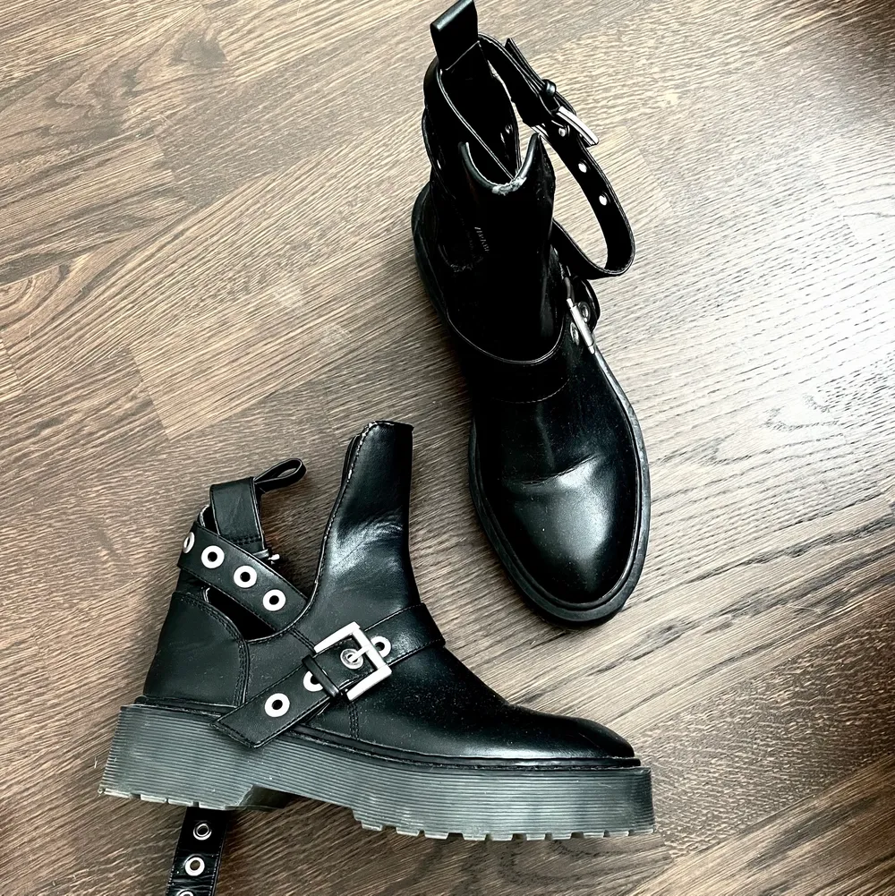 Svarta boots med silver-detaljer och cut outs, från Zara. Storlek 37. Gott skick.. Skor.