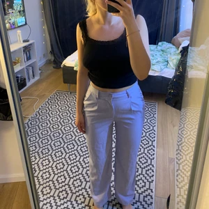 Lila H&M kostymbyxor - Högmidjade kostymbyxor i damstorlek 36 (S). Jag på bilden är ca 172cm. Lite noppriga men inget man tänker på. Köparen står för frakt!😇