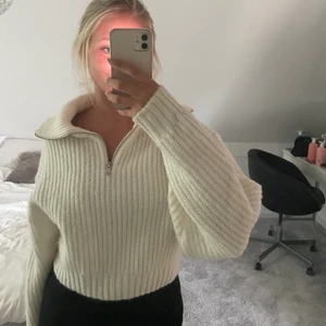 Stickad tröja - Stickad tröja med zip i halsen🤍