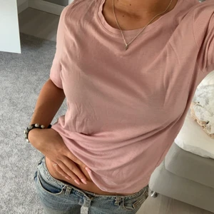 T-shirt - Assnygg t-shirt från STOCKH LM, så fin färg, passar fint med jeans. Frakt står köparen för🖤💞