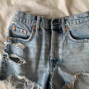 Säljer dessa trendiga jeansshorts från zara som är slutsålda. Väldigt sparsamt använda och är i nyskick (endast använda 2 gånger). Köpta för 349 kr.  Kan möjligen mötas upp i Sthlm🫶🏻💘