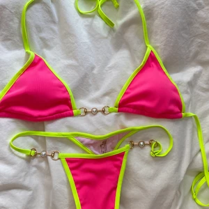 Bikini - 🥥Helt oanvänd bikini, med hygienremsan kvar! Endast testad utanpå kläder!   🥥  🍍Märke: shein - Storlek: Medium -   Skick: perfekt,nyskick - Nypris: 119 - Mitt pris: 80kr  ❤️‍🔥  OBS färgen gör sig inte rättvis på bild, men den är mer neon färgstark