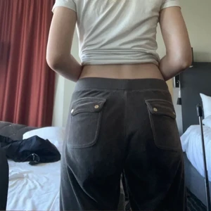 Juicy conture i gammal modell  - Stl S jag är 162 och dom passar mig eller om man är 150-165 typ . Säljer då jag har köpt nya och inte har någon användning av doma . Kan oxå Byta 💕