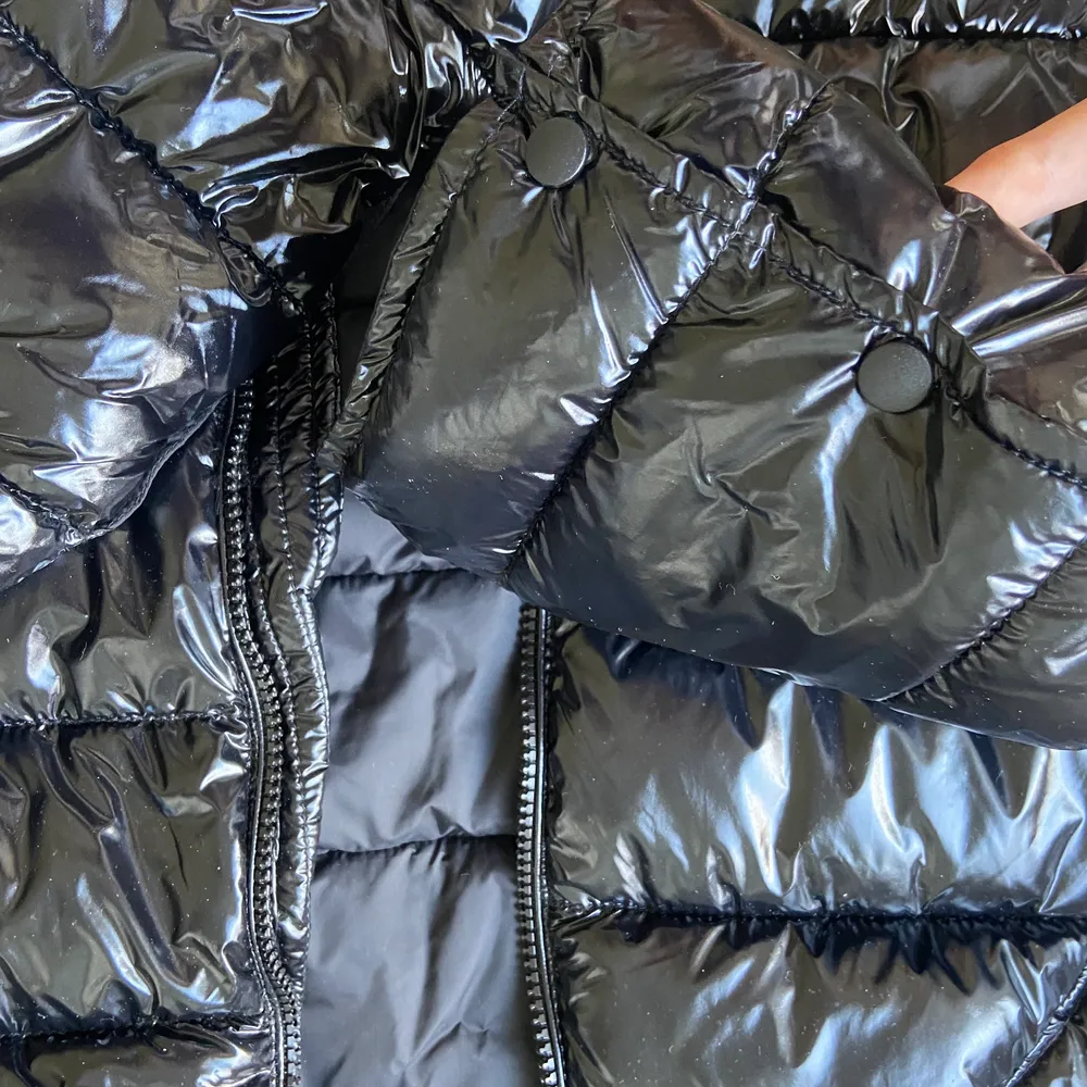 Säljer denna jacka från Zara, Storlek M! 💕 Anvönd typ 3 gånger, köparen står för frakten! . Jackor.