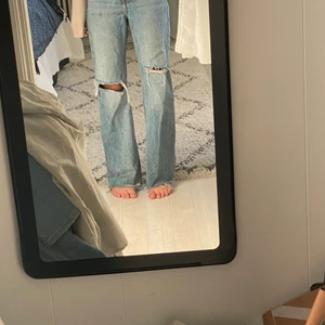 Jeans - Säljer dessa supercoola jeans från pull&bear dom är lite smutsiga men kommer såklart tvätta dom innan så de kommer försvinna 