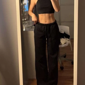 Mjukis byxor - Säljer dessa super fina mjukis byxor från zara som endast är använda ett par fåtal gånger🖤köpta för 300 kr