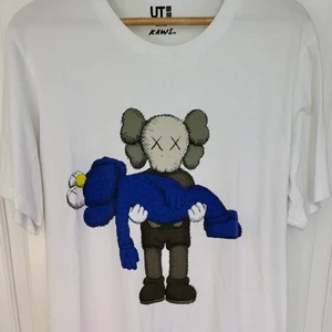 KAWS x Uniqlo T-shirt - Riktigt snygg KAWS t-shirt, ganska bra skick på den. Inga flaws. 