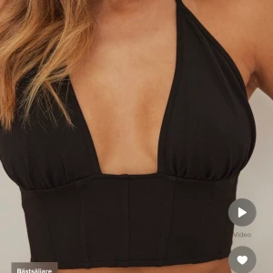 Topp från NA-KD  - Säljer en helt ny svart topp från NA-KD prislapp kvar i storlek Xxs