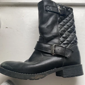 Skor  - Säljer dessa finna höst skor då dem är för små storlek 36😊