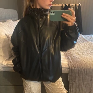 Jacka - Sjukt häftig jacka från Weekday. Säljer då den inte är min stil längre och känner att den är lite för lång på mig. Snygg att vika upp som på första bilden annars (man kan spänna den). Jag är 160 lång. Som ny. Köpt för 900kr.