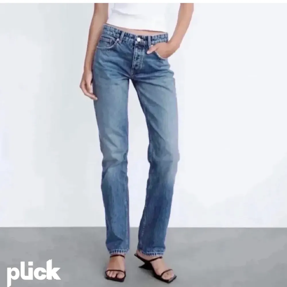 Blåa midrise jeans från zara. Har ett pyttelitet ”hål” på knät. (Titta bild 2). Jeans & Byxor.