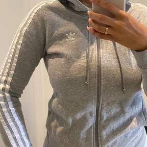 Grå Adidas zip hoodie. Storlek small. 