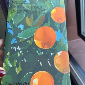 Lana del ray’s bok ”Violets bent over the grass” (inbunden) Har läst igenom den miljontals gånger, dags för en ny lässugen ägare😊❤️ 