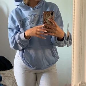 Hoddie - En blå hoddie från shein som jag nu säljer!💙💙