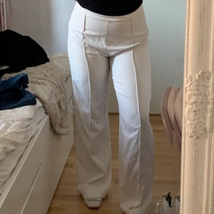 Byxor  - Vita kostym byxor från shein super sköna och snygga!💜