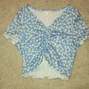 T- shirt  - Säljer detta plagg just nu. Är använd 1 gång och kan användas mer. Storlek 146 och är kroppad. Den som köper står för frakt☺️