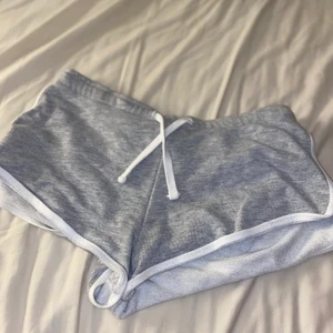 Mjukisshorts - Ett par mjukis shorts från New yorker som jag säljer då de inte kommer till användning. De är använda sedan innan men är i ett väldigt bra skick. Jätte sköna och najs att ha hemma. 