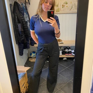 Blå T-shirt  - Nu säljs denna blå T-shirten som är v-ringad, har denna i både S och M! Aldrig använd endast provad för bild!