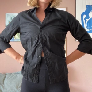 Svart skjorta  - Svart skjorta köpt på sellpy! Bra skick. Kan mötas upp i Göteborg eller frakta mot betalning! 