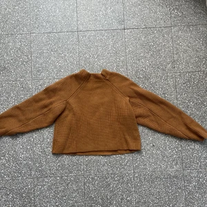 Stickad Tröja - En mysig och superfin stickad tröja från H&M. Perfekt nu inför hösten och vintern💖 Passar både mindre och större storlekar!
