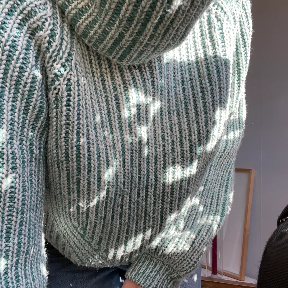Säljer min gröna och vita stickade tröja från BikBok, den är i strl S men passar mig som är M. Möts gärna upp i Göteborg.   Skriv till mig om du är intresserad eller har frågor🤍✨. Stickat.