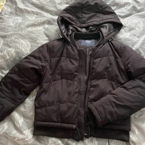 Kortare dunjacka  - En kortare dunjacka från only i storlek XS.  Använd väldigt lite. Köparen står för frakt. 