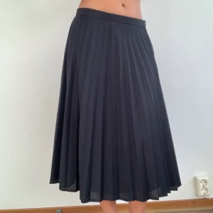 Plisserad kjol - Supersöt svart plisserad kjol