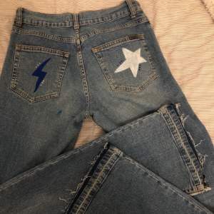 Superfina jeans med båda stjärna och blixt på rumpan, använda fåtal gånger så är i fint skick. Köpta här på Plick för ca 1 år sen men då jag inte får användning utav dom nu så säljer jag dom istället. Färgen har bleknat något men går att fylla i själv❤️