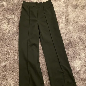 Kostymbyxor xs - Fina typ oanvända kostymbyxor i xs men som är rätt korta i benen så för korta för mig som är 170, frakt 66 kr :)